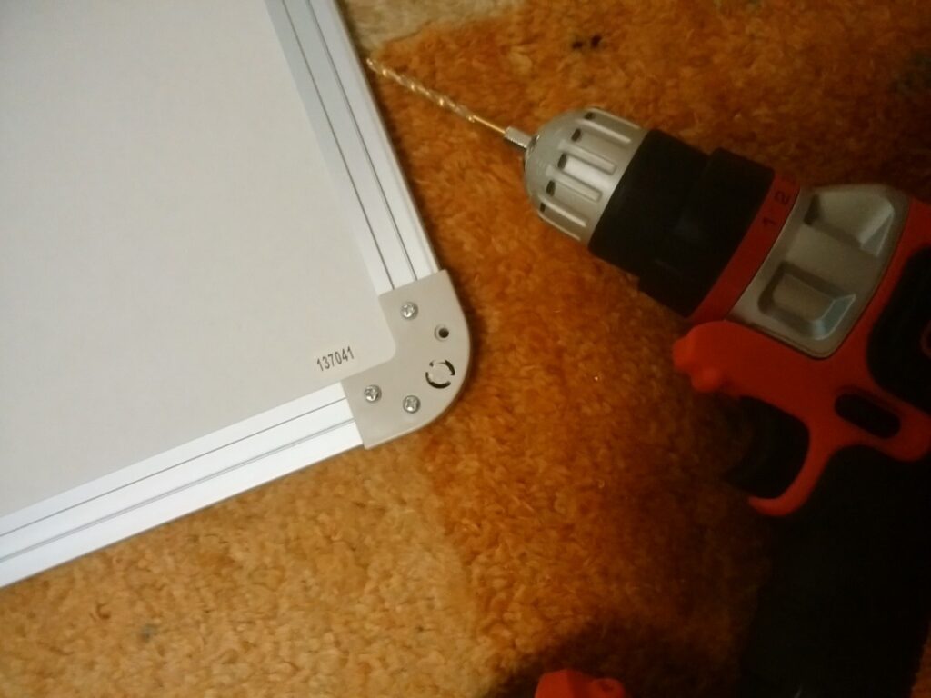 03diy-170815whiteboard2